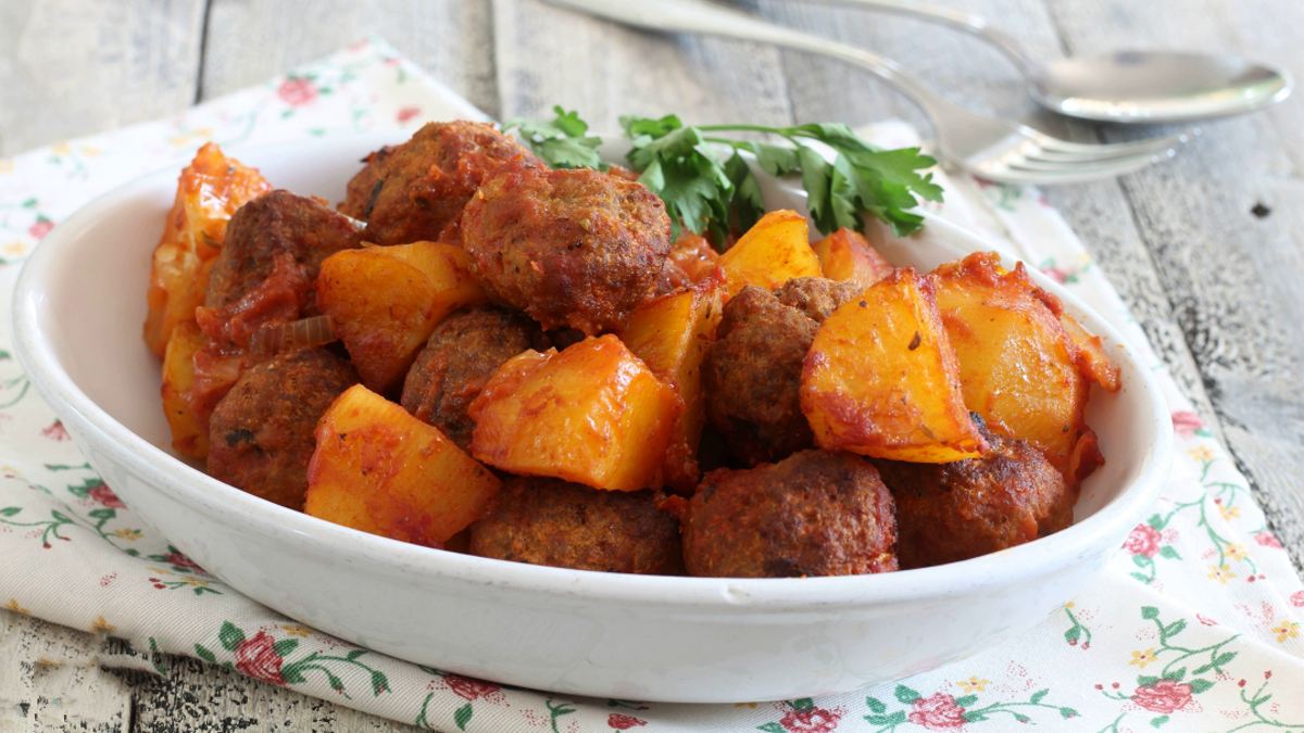 Boulettes de viande et pommes de terre au four