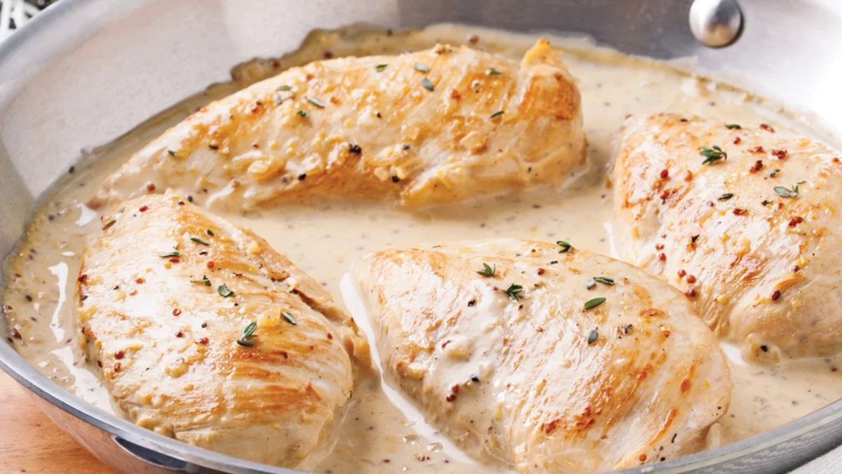 Poitrines de poulet avec sauce crémeuse à la moutarde