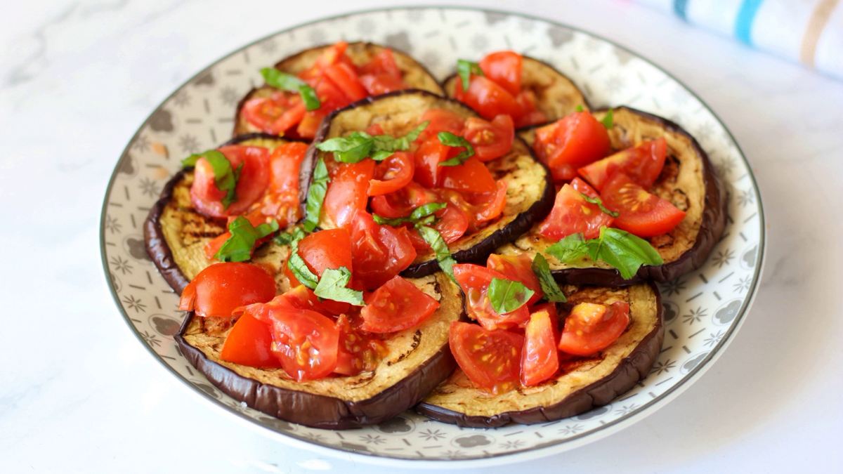 Aubergines grillées aux tomates cerises et au basilic légères et