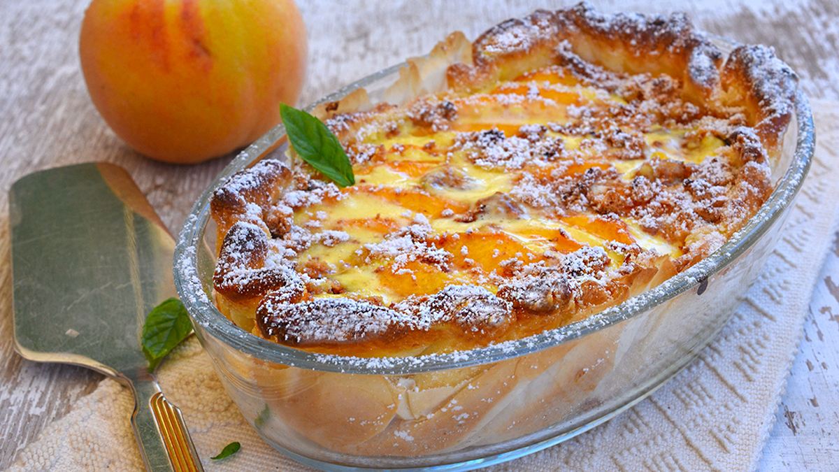 Tarte feuilletée aux pêches et aux macarons sublime