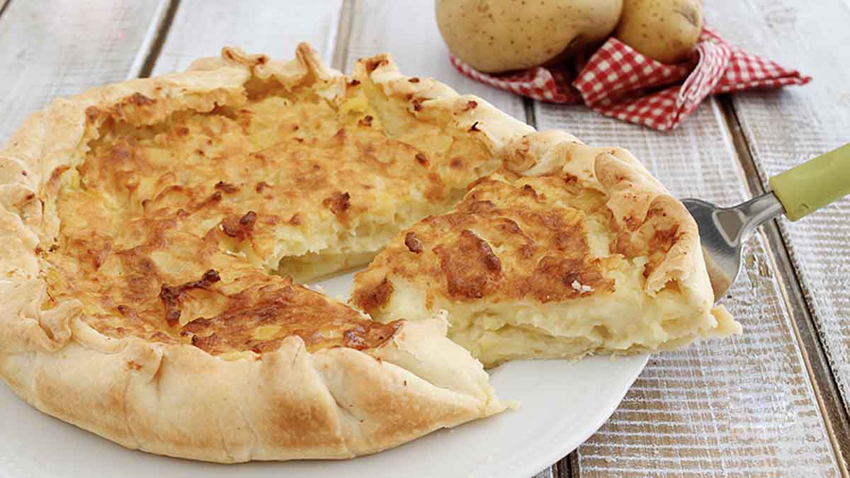 Tarte aux pommes de terre et au Saint-Môret appétissante