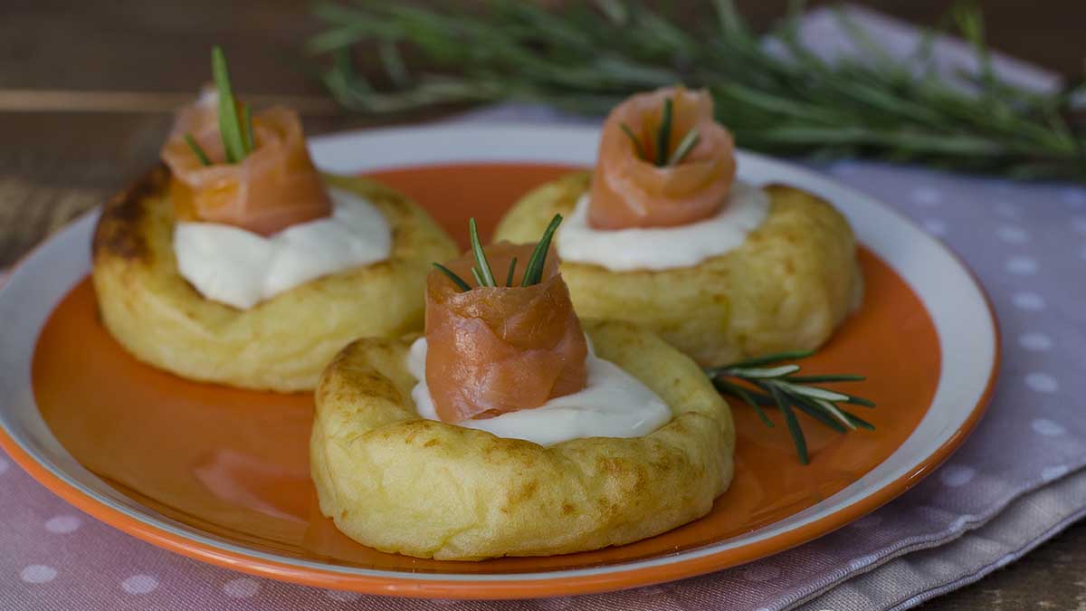 Paniers de pommes de terre au saumon et au Saint-Môret invitants