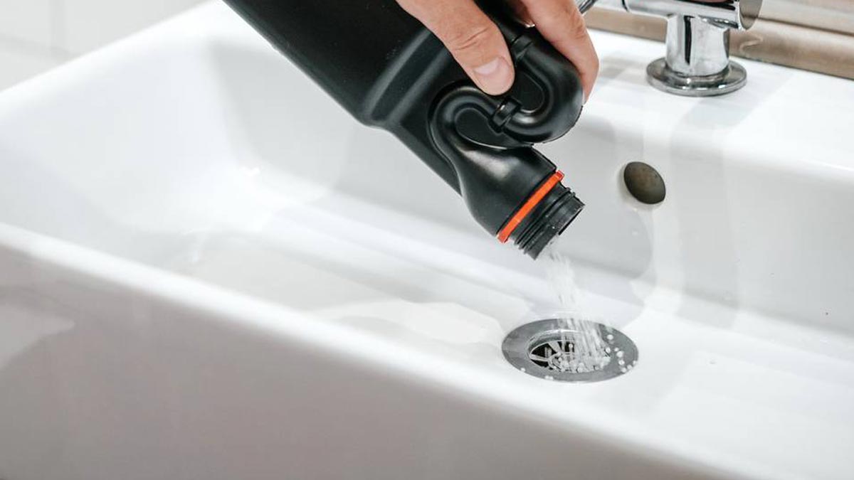 5 solutions domestiques efficaces pour déboucher un évier