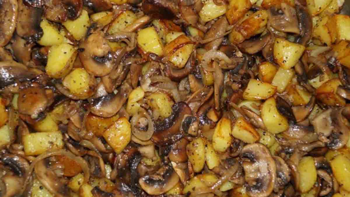 Pommes de terre et champignons au four légers et délicieux