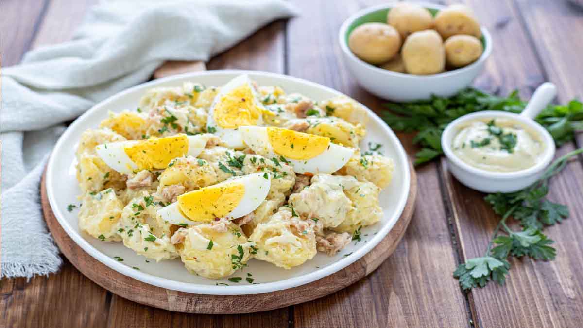 Salade de pommes de terre aux œufs durs et à la sauce au thon: une