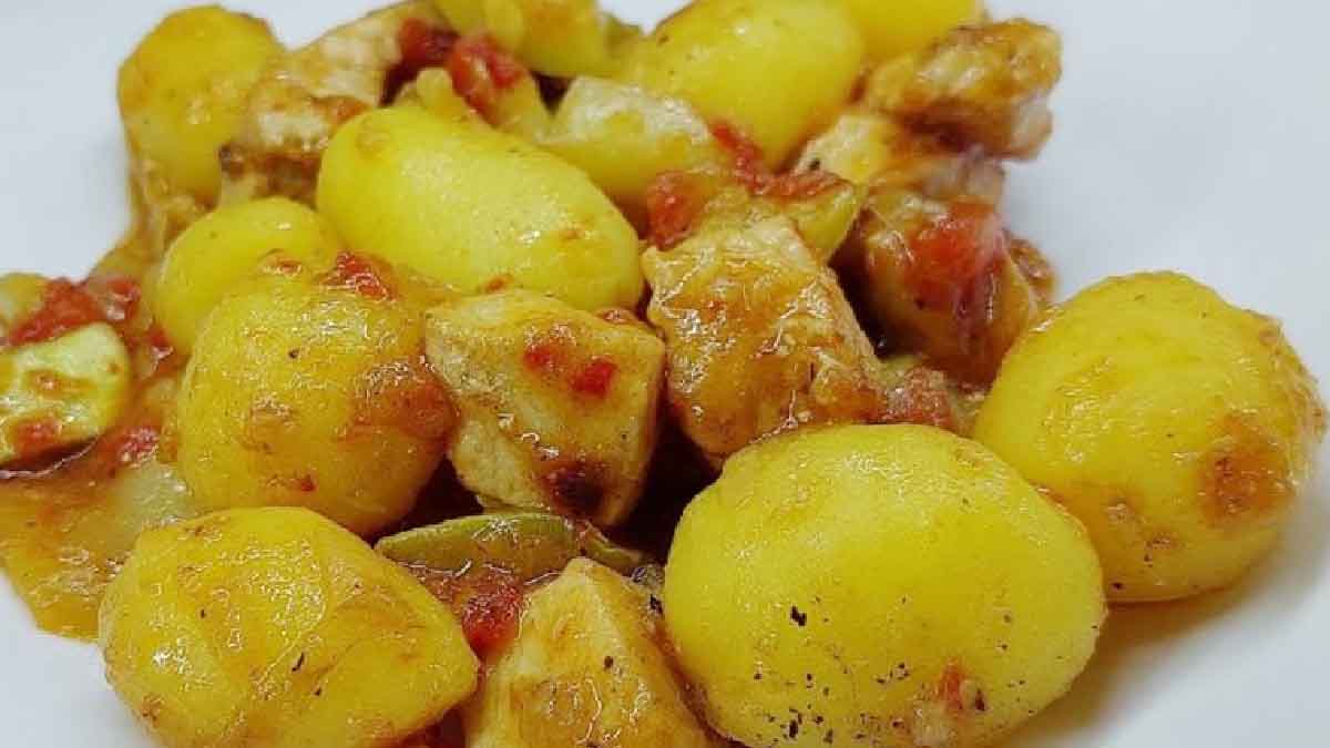 Poulet aux pommes de terre à la sauce tomate: un plat succulent qui