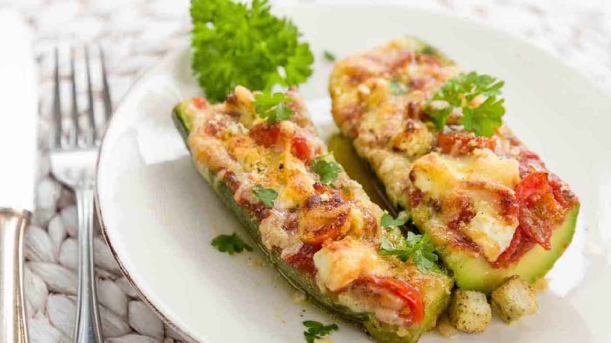 Courgettes gratinées et farcies aux tomates: un menu savoureux qui