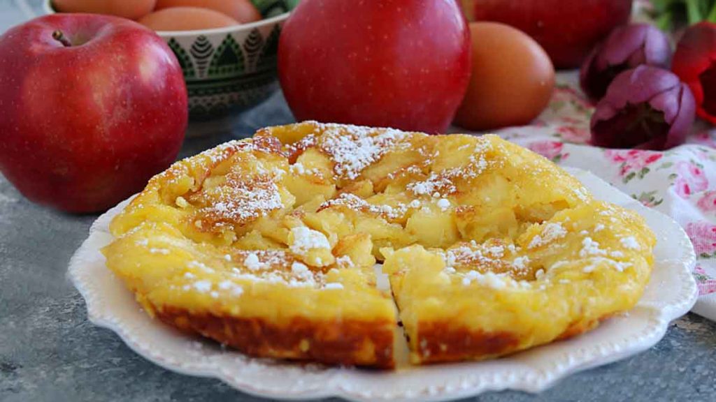 Omelette sucrée aux pommes: un dessert super bon et délicat