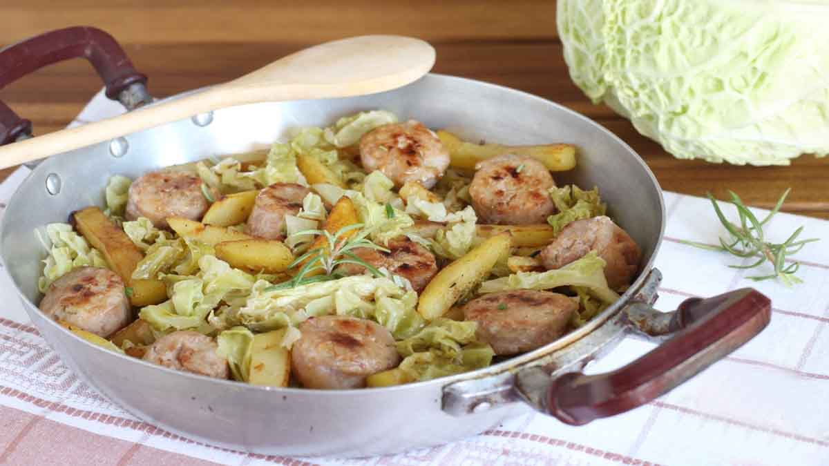 Poêlée de pommes de terre au chou et à la saucisse: riche en saveur et